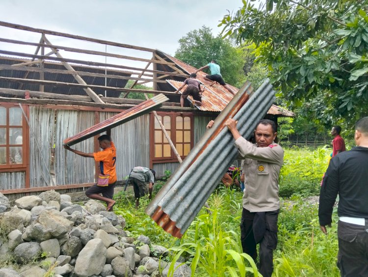 Anggota Polsek Insana Utara Sigap Bantu Warga Perbaiki Kapela St. Tarsisius Kleo yang Rusak