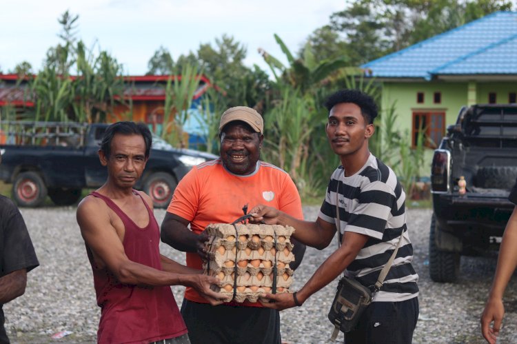 Bentuk Kepedulian, Personel Operasi Damai Cartenz 2025 Salurkan Bantuan Sembako di Yalimo