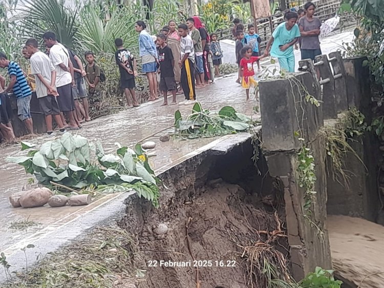 Bhabinkamtibmas Maurisu Tanggap, Bersama Warga Bersihkan Jembatan Rusak Akibat Banjir