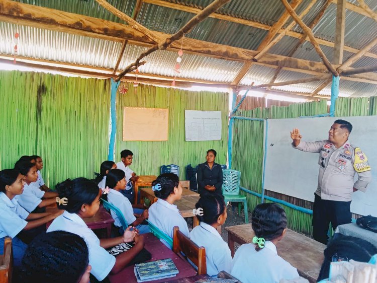 Bhabinkamtibmas Desa Motadik Sosialisasikan Bahaya Kenakalan Remaja, Kekerasan Seksual, dan Narkoba di SMAK St. Fransiskus Harneno