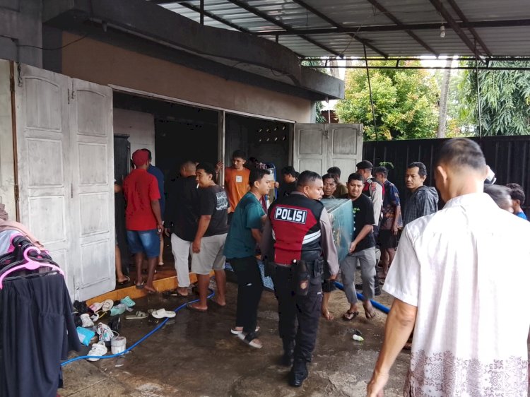 Unit Raimas Polres TTU Tanggap Tangani Kebakaran Rumah Warga di Kelurahan Maubeli