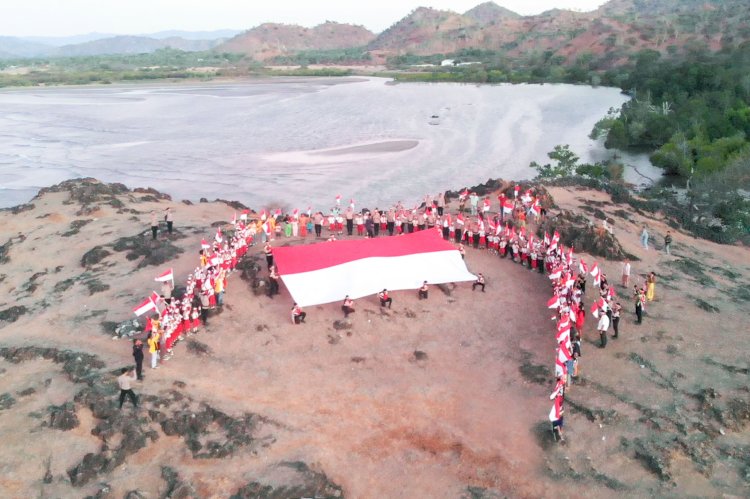 Polres TTU Bentang Bendera Merah Putih di Pantai Oesoko