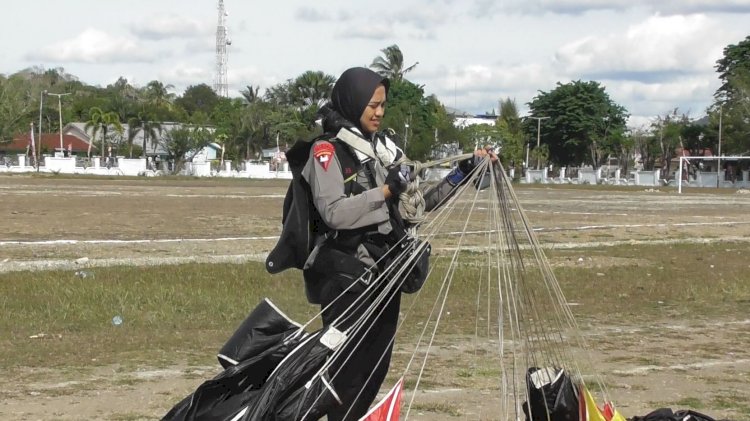 Brimob Kelapa Dua Semarakkan HUT Kota Kefamenanu dengan Atraksi Terjun Payung