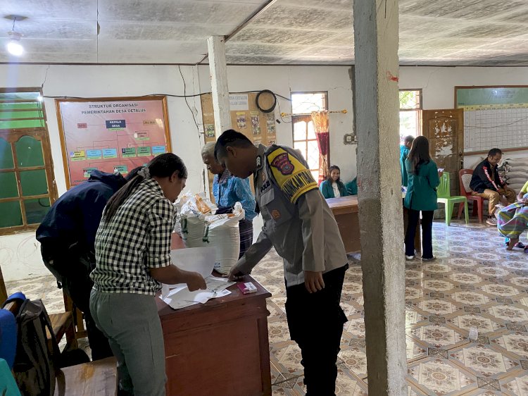 Pastikan Tepat Sasaran, Bhabinkamtibmas Oetalus Kawal Ketat Penyaluran Bantuan BLT