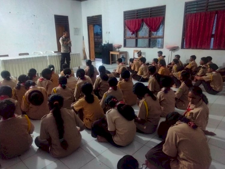 Perkuat Karakter Generasi Muda, Bhabinkamtibmas Desa Sallu dan Noeltoko Berikan Materi Tertib Lalu Lintas dan Kamtibmas di SMAN Mutis-Eban