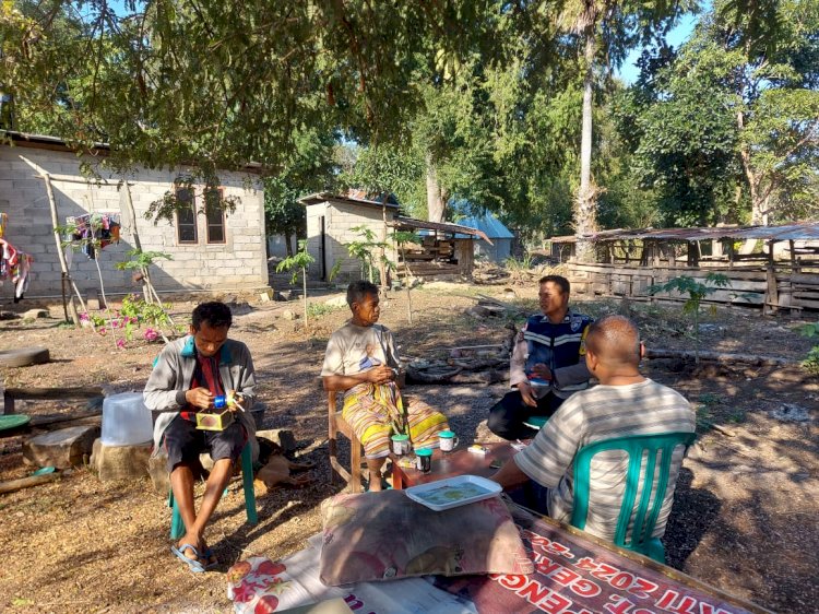 Cegah Kriminalitas Sejak Dini, Bhabinkamtibmas Desa Oelami Perketat Pengawasan Peredaran Miras