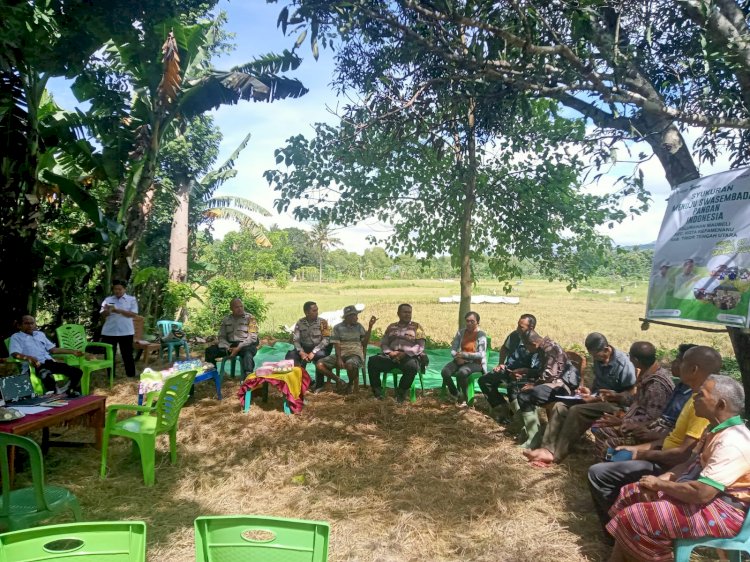 Bhabinkamtibmas Kota Kefamenanu Pererat Kemanunggalan Bersama Kelompok Tani