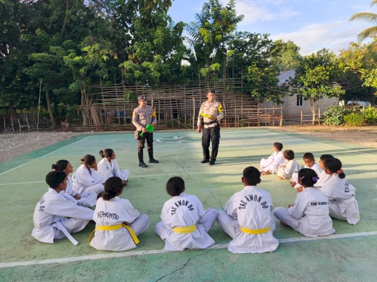 Kawal Generasi Emas di TTU, Dua personel Bhabinkamtibmas Bripka Andreas Manek dan Brigpol Sophan Mira Beri Pembekalan Ilmu Kepolisian bagi Anak-Anak Taekwondo