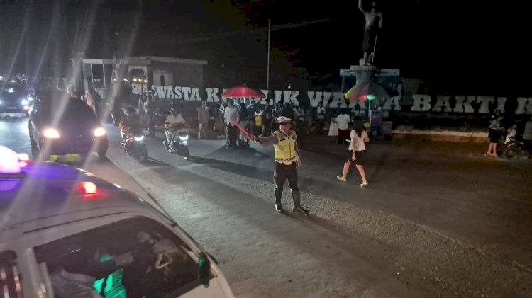 Aksi Humanis Brigpol Donatus Hitu Bantu Jemaat Kamis Putih