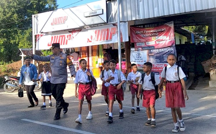 Wujud Pelayanan Humanis Polri; Wakapolres TTU Prioritaskan Keselamatan Anak Sekolah di Jalan Raya