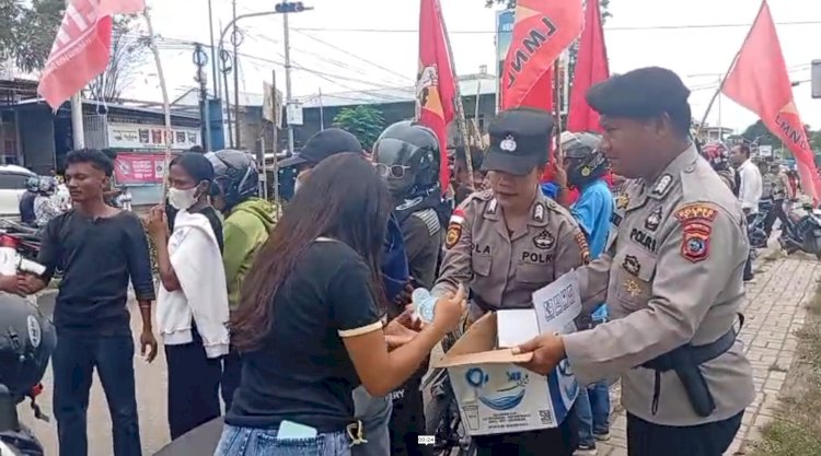 Sejukkan Suasana May Day, Aksi Humanis Personel Polres TTU Bagikan Air Mineral di Tengah Massa Unjuk Rasa