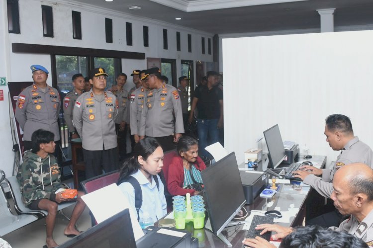 Pastikan Pelayanan Publik Prima, Kapolda NTT Cek Langsung Ruang Pelayanan Masyarakat di Polresta Kupang Kota