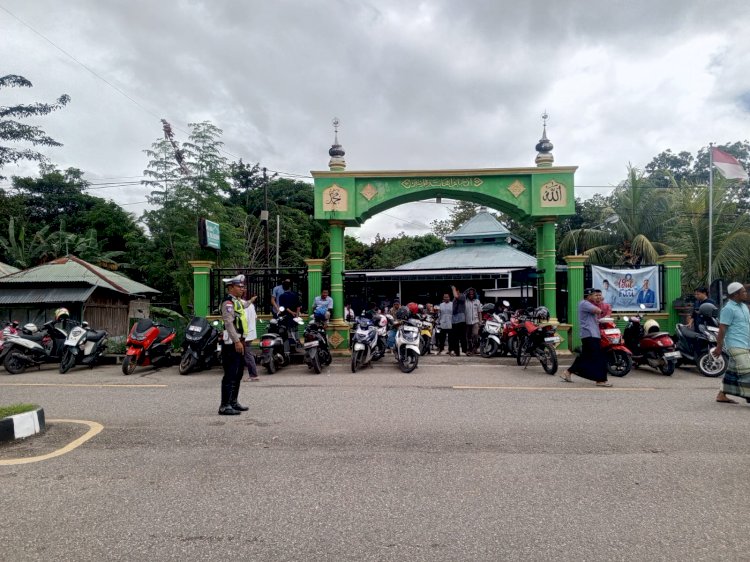 Sat Lantas Polres TTU Kawal Pelaksanaan Ibadah Sholat Jumat di Kota Kefamenanu, Wujudkan Harmoni dan Keamanan