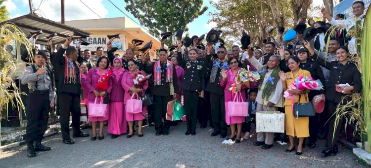 Kapolres TTU Melepas Empat Wisudawan Purnabakti, Air Mata Haru Warnai Pelepasan Wisudawan Purnabakti Polres TTU
