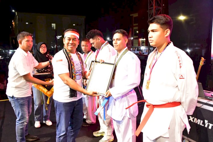 Sabet Medali Emas Kapolri Cup 2026, Bripda Aril Tanesib Terima Penghargaan di Hari Bhayangkara ke-80 Dari Kapolda NTT