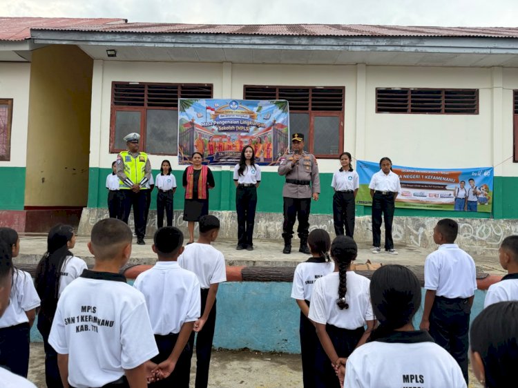Tanamkan Kesadaran Tertib Lalu Lintas Sejak Dini, Wakapolres TTU Beri Pembekalan Edukatif Bagi 324 Siswa Baru SMAN 1 Kefamenanu