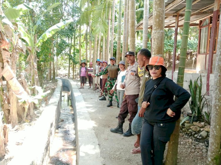 Bhabinkamtibmas Bersama TNI dan Pemerintah Kecamatan Perkuat Kamtibmas melalui Pemeriksaan Pagar Kintal di Noemuti