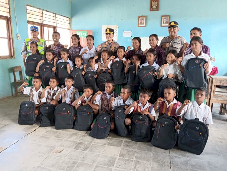 Polri Peduli Pendidikan : Kapolres TTU Salurkan Bansos Berupa Perlengkapan sekolah untuk Pelajar di Naku