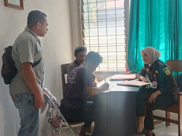 Penyidik Polsek Miomaffo Barat Serahkan Tersangka dan Barang Bukti Kasus Penganiayaan ke Kejaksaan Negeri TTU