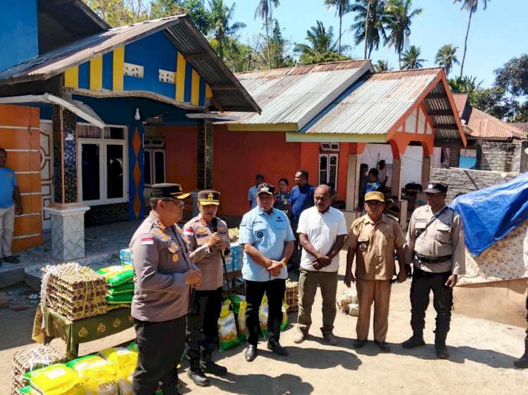Kapolres TTU dan Pemda TTU Salurkan Bantuan Sosial bagi Warga Terdampak Gempa Bumi di Kabupaten Ende