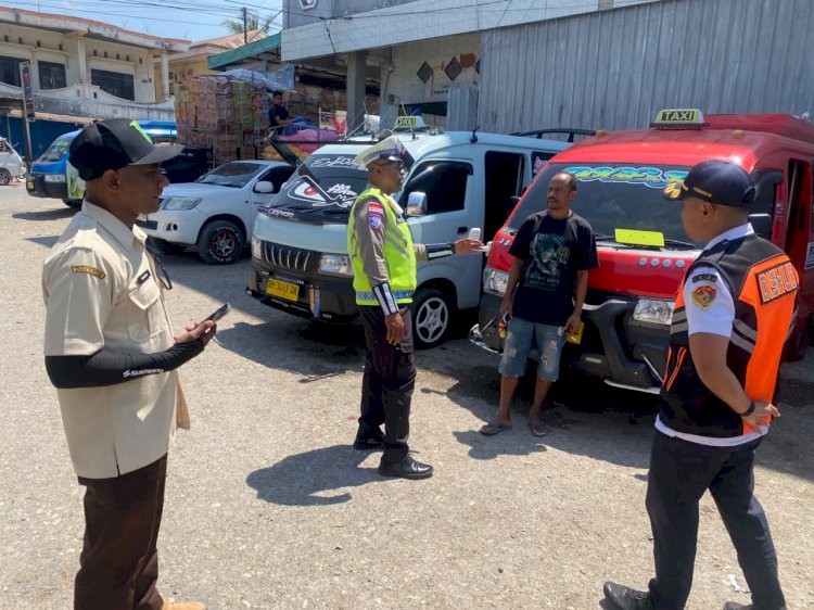 Satlantas Polres TTU Bersama Instansi Terkait Tertibkan Administrasi Kendaraan di Terminal Tipe B Kefamenanu
