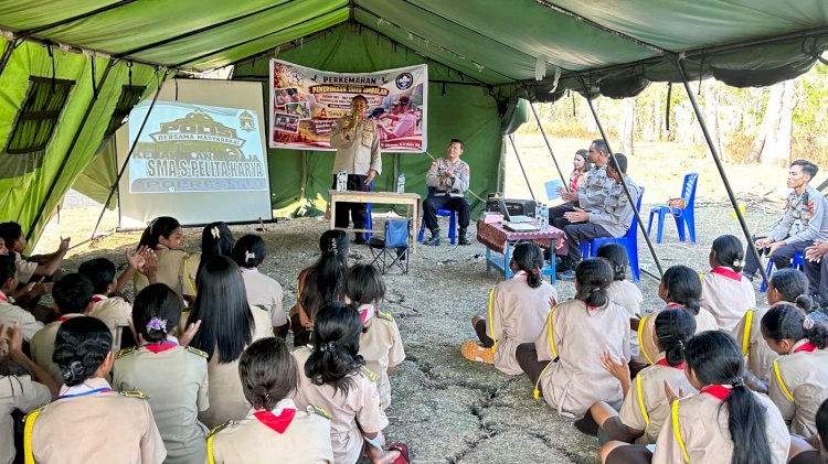 Waka Polres TTU Bersama Kasat Binmas Sosialisasikan Bahaya Kenakalan Remaja kepada Siswa Pramuka SMAS Pelita Karya Kefamenanu