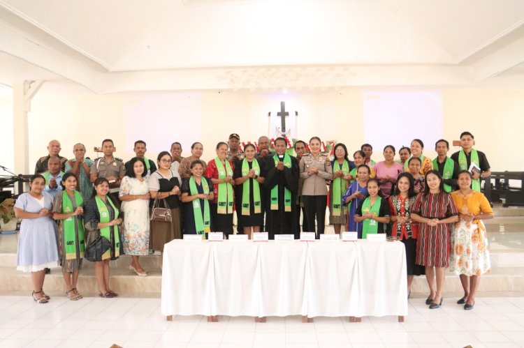 Kapolres TTU beserta personel Mengikuti Ibadah Minggu di Gereja Petra Kefamenanu, Sampaikan Pesan Kamtibmas tentang Bullying dan Karhutla