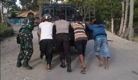 Sinergitas TNI – Polri Bantu Dorong Mobil Mogok