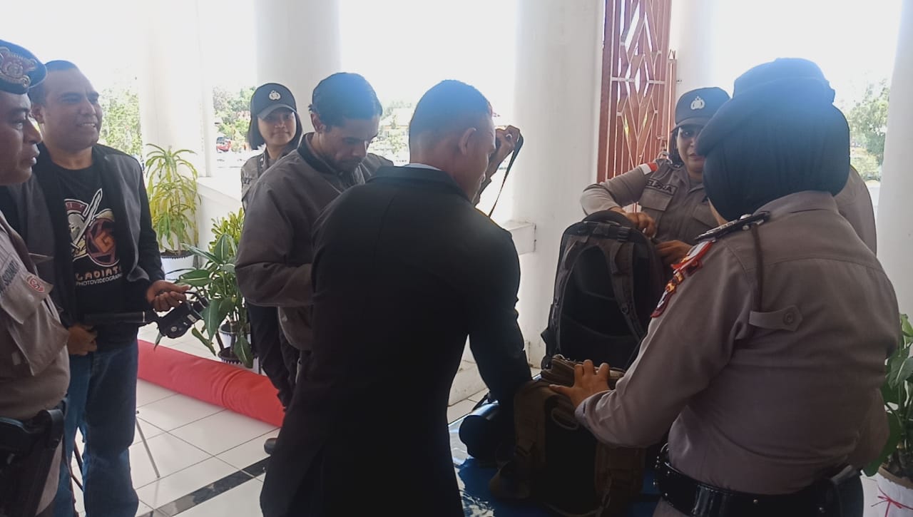 Dibantu Polsek Jajaran Polres TTU Laksanakan Pengamanan Pelantikan Anggota DPRD