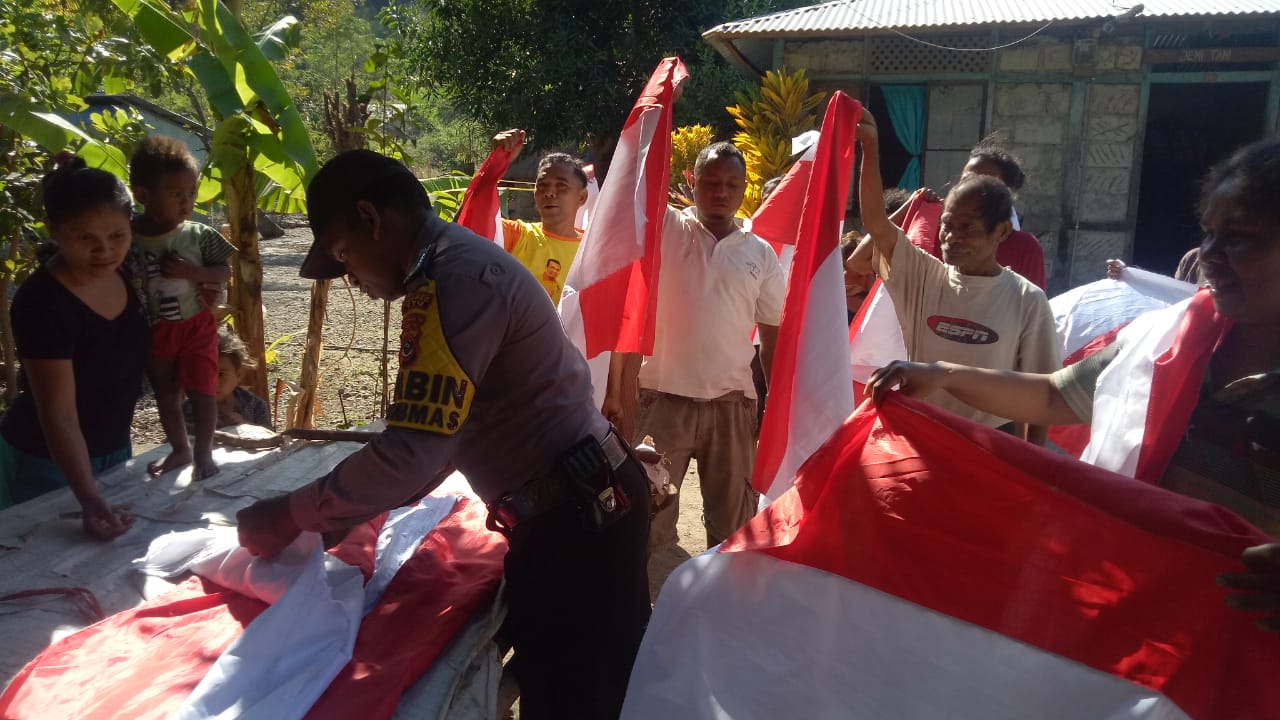 Bhabinkamtibmas Desa Humusu Bagi Bendera Merah Putih di Perbatasan RI-RDTL